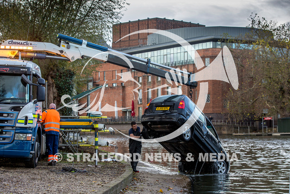 CAR IN RIVER 8428